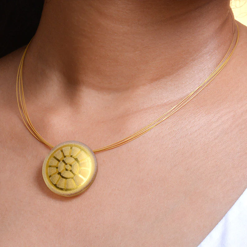 Mother Symbol Gold-in-Glass Pendant - Image 3