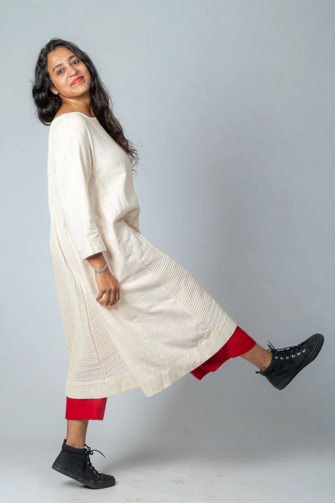Set of 2- Ecru Hand Spun Organic Cotton Pocketed Pintuck Top & Red Pants - Image 2