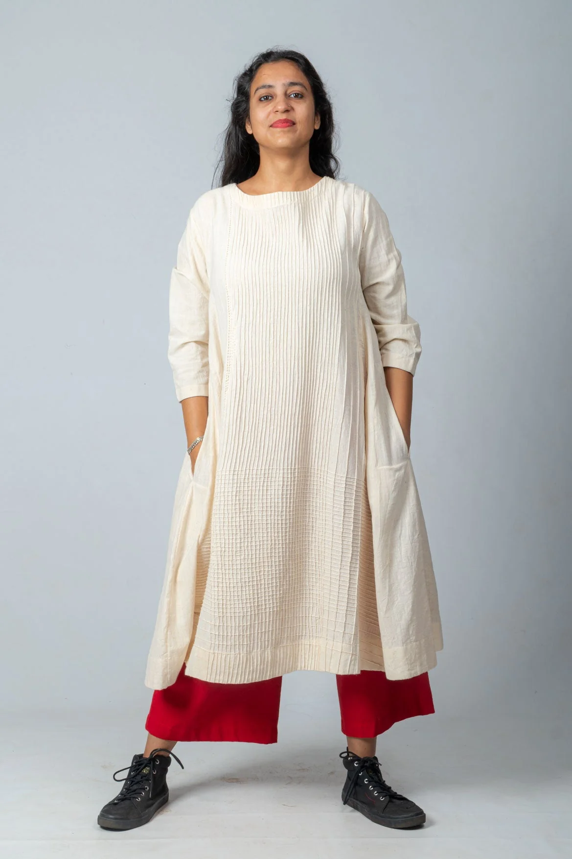 Set of 2- Ecru Hand Spun Organic Cotton Pocketed Pintuck Top & Red Pants - Image 3