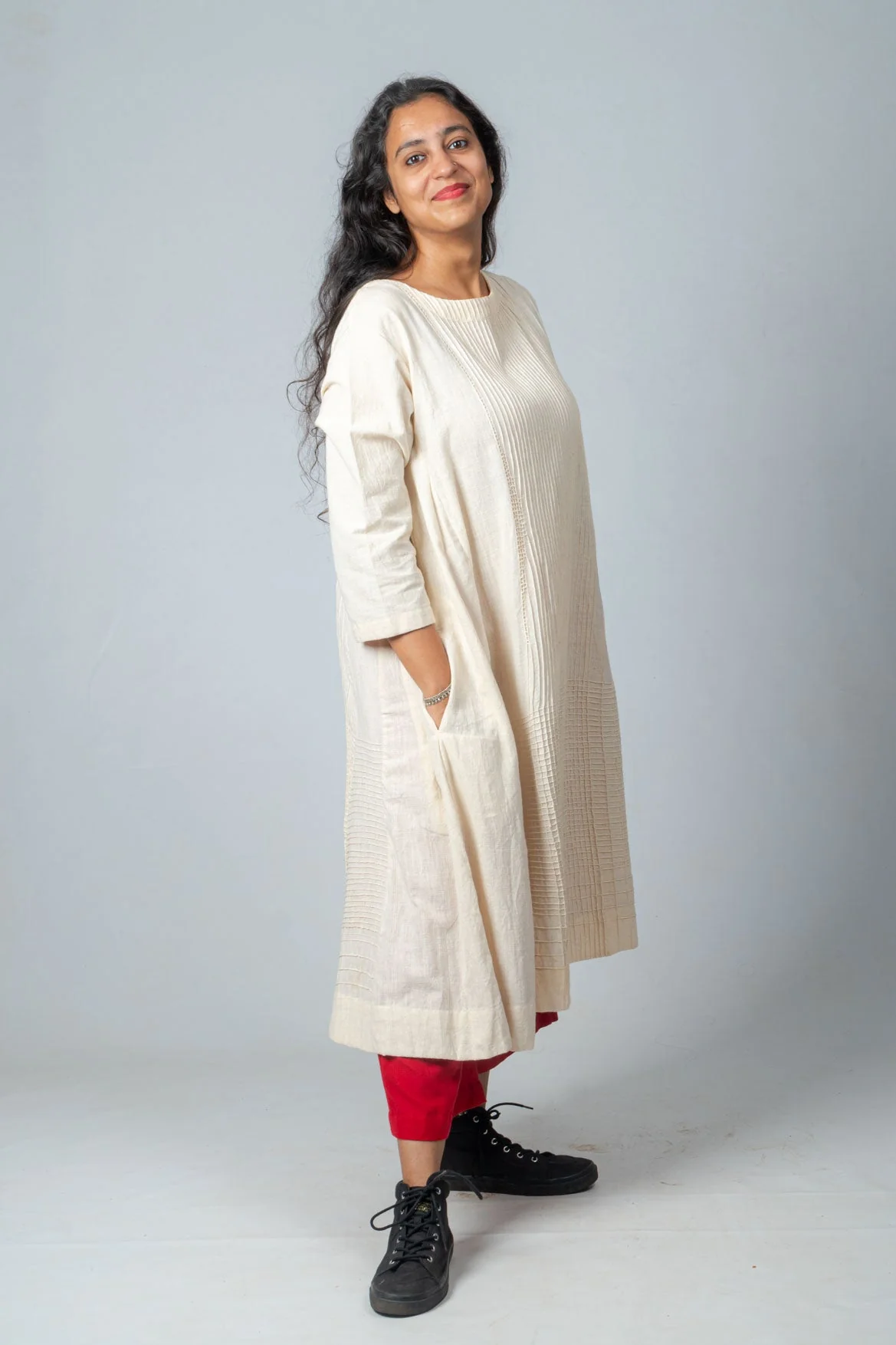 Set of 2- Ecru Hand Spun Organic Cotton Pocketed Pintuck Top & Red Pants - Image 4