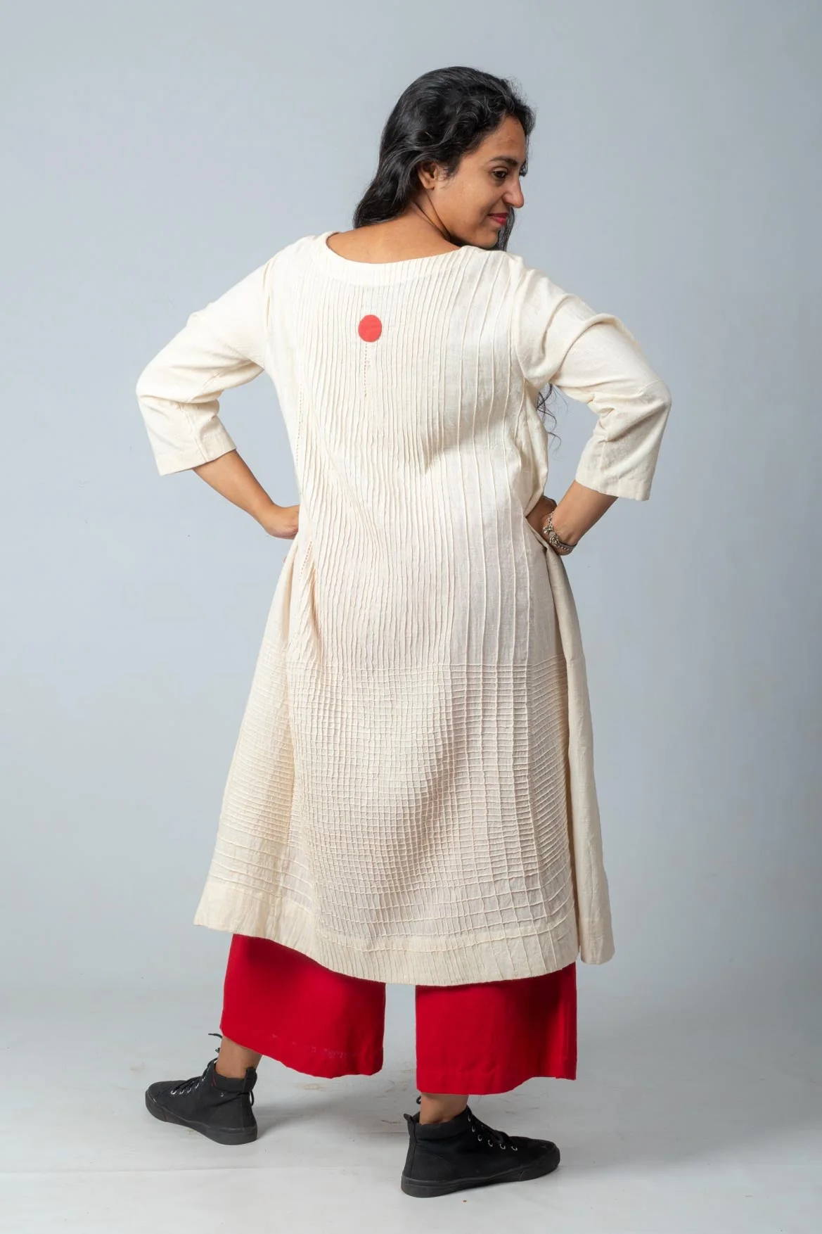 Set of 2- Ecru Hand Spun Organic Cotton Pocketed Pintuck Top & Red Pants - Image 5
