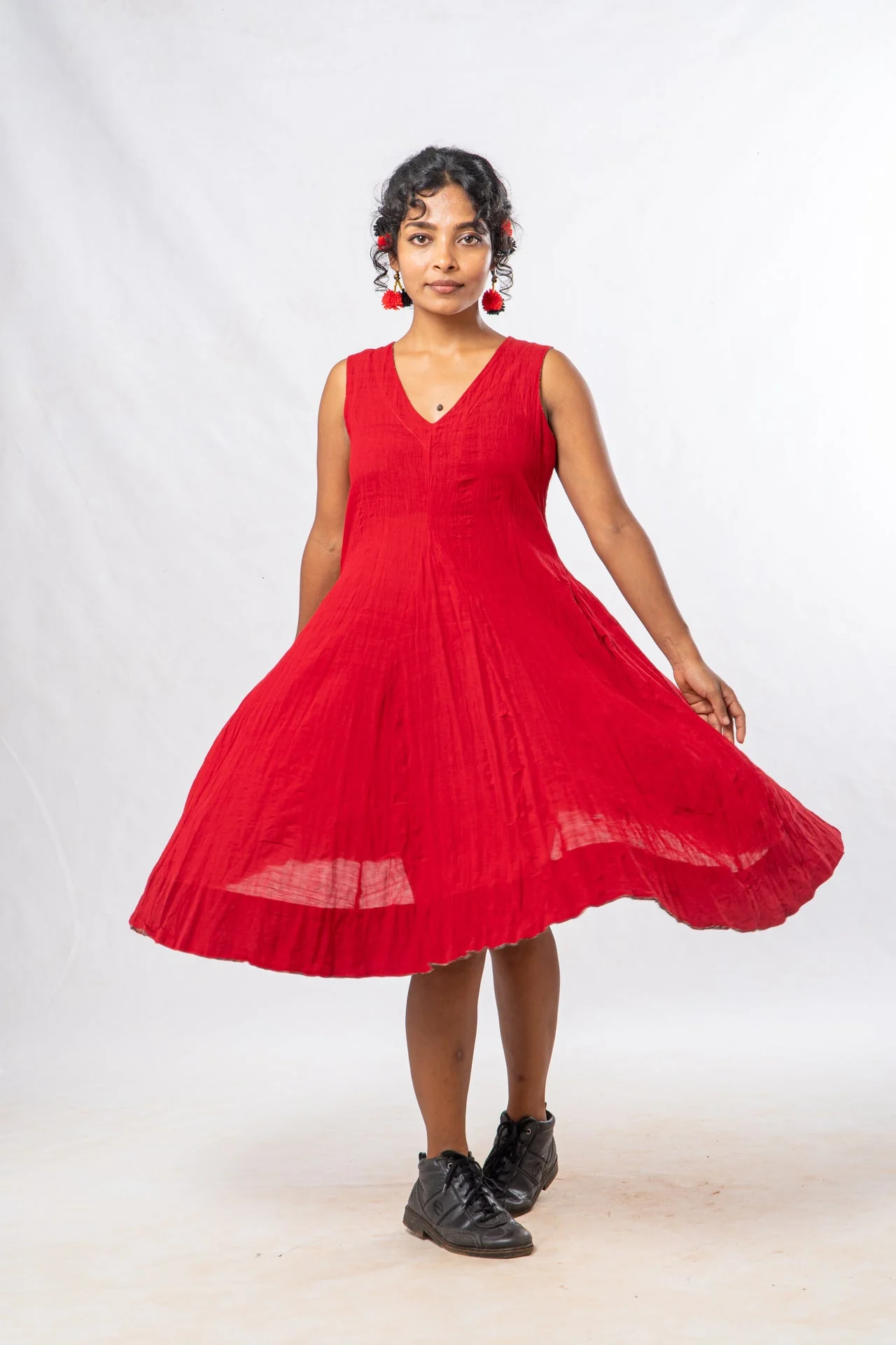 Red Crinkled Cotton Sleeveless Midi Dress - Image 3
